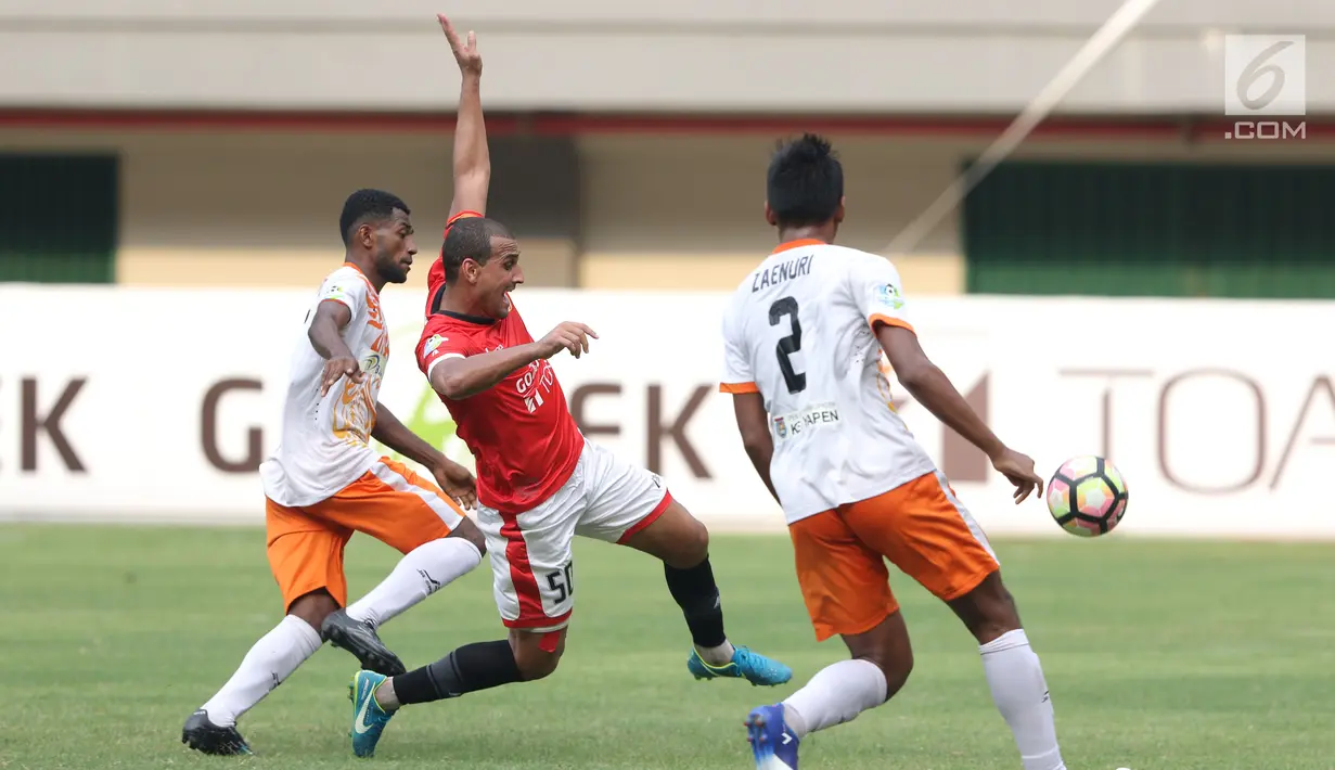 Penyerang Persija, Bruno Lopes (tengah) terjatuh saat berebut bola dengan pemain Perseru pada lanjutan Liga 1 Indonesia di Stadion Patriot Candrabhaga, Bekasi, Selasa (19/9). Laga dimenangkan Persija 1-0. (Liputan6.com/Helmi Fithriansyah)