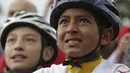 Air mata berlinang di wajah bocah Kolombia yang bahagia menyaksikan kemenangan Egan Bernal melalui layar besar di kota Zipaquira, Kolombia. (AP/Ivan Valencia)
