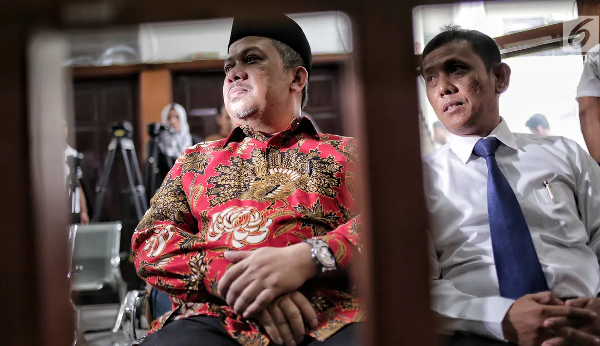 Wakil Ketua DPR Fahri Hamzah (kiri) saat akan menjadi saksi sidang lanjutan kasus penyebaran berita bohong atau hoaks dengan terdakwa Ratna Sarumpaet di PN Jakarta Selatan, Selasa (7/5/2019). Fahri adalah rekan lama Ratna saat keduanya masih berkecimpung di dunia aktivis. (Liputan6.com/FaizalFanani)