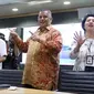 Dirut PLN Sofyan Basir (tengah) usai memberi keterangan pers setelah rumahnya digeledah oleh KPK, Jakarta, Senin (16/7). Sofyan menyatakan, kerja sama dengan KPK terkait pencegahan korupsi akan semakin erat dan proaktif. (Liputan6.com/Arya Manggala)