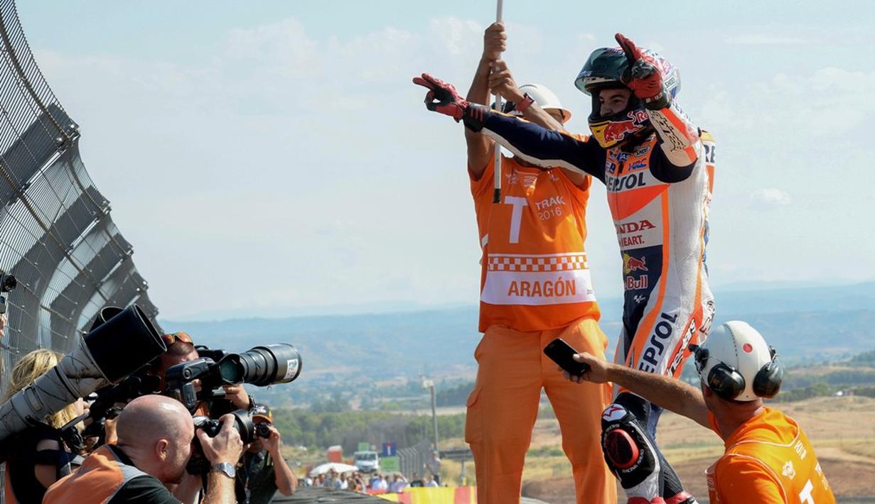Pebalap Repsol Honda, Marc Marquez, merayakan kemenangan di depan pendukungnya dalam balapan MotoGP Aragon di Sirkuit Aragon, Spanyol, Minggu (25/9/2016). (AFP/Jose Jordan)