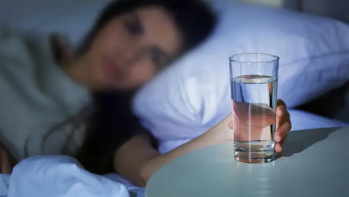 [Bintang] Alasan Minum Air Putih Sebelum Tidur Bisa Bikin Langsing