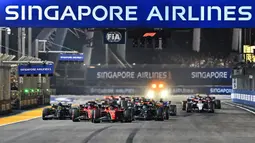 Pembalap tim Scuderia Ferrari, Carlos Sainz (tengah depan) memimpin para pembalap saat melakukan start balapan F1 GP Singapura 2023 di Marina Bay Street Circuit, Singapura, Minggu (17/9/2023) malam WIB. (AFP/Lillian Suwanrumpha)