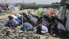 Para imigran terlihat khusyuk saat menggelar salat Jumat di sebuah kamp darurat perbatasan Yunani-Makedonia,desa Idomeni, Yunani (8/4). Meski tengah mencari perlindungan, mereka tak melalaikan kewajibannya sebagai seorang muslim. (REUTERS/Marko Djurica)