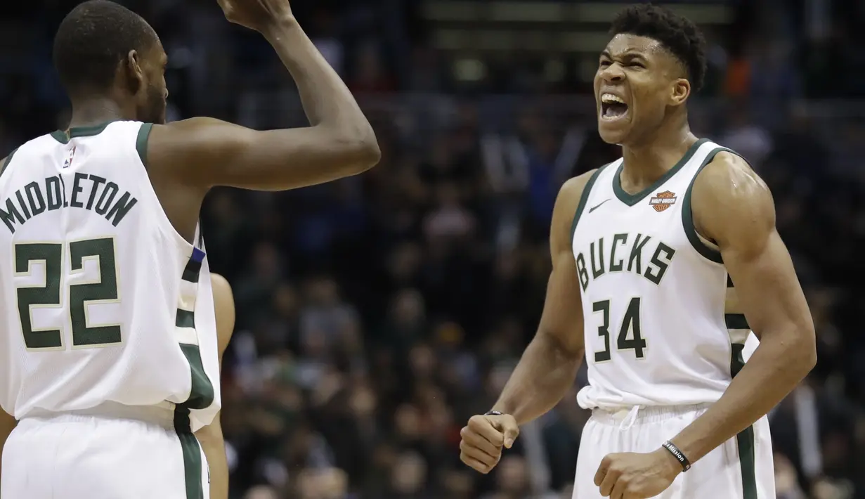 Giannis Antetokounmpo merayakan kemenangan bersama Khris Middleton (22) usai laga melawan Cleveland Cavaliers pada laga NBA basketball game di BMO Harris Bradley Center, Milwaukee, (19/12/2017). Bucks menang 119-116. (AP/Morry Gash)