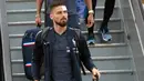 Penyerang Timnas Prancis,  Olivier Giroud turun dari pesawat setibanya di bandara Sheremetyevo Moskow, Minggu (10/6). Giroud dengan kepala diperban ikut dalam rombongan yang akan berlaga di Piala Dunia 2018. (AP/Pavel Golovkin)