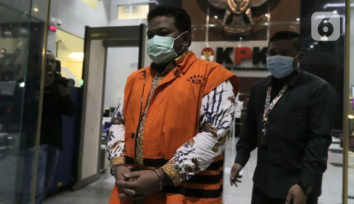 Walikota Tanjungbalai nonaktif, M Syahrial usai menjalani sidang pembacaan vonis secara virtual dari Pengadilan Tipikor Medan di Gedung KPK, Jakarta, Senin (20/9/2021). M Syahrial divonis 2 tahun penjara, denda Rp 100 juta, subsider 4 bulan kurungan. (Liputan6.com/Helmi Fithriansyah)