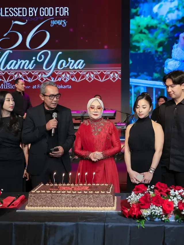 6 Potret Nikita Willy di Ultah Ibunda ke-56, Elegan dengan Gaun Hitam Halter Neck