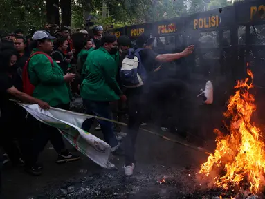 Sejumlah mahasiswa dari berbagai perguruan tinggi berusaha menembus barikade polisi saat berunjuk rasa di Gerbang Pancasila Parlemen, Jakarta, Kamis (22/8/2024). (Liputan6.com/Herman Zakharia)