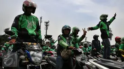 Massa driver Gojek bersiap menuju kantor pusat mereka, dari di jalan Asia Afrika, Jakarta,  Senin (3/10). Mereka menggelar aksi damai karena tidak puas dengan peraturan dari PT Gojek yang dinilai terlalu semena-mena. (Liputan6.com/Johan Tallo)