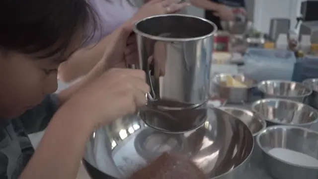 6 Potret Dapur Rumah Bunga Citra Lestari, Minimalis Serba Putih