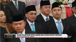 Raffi Ahmad beserta para figur yang dilantik tampil kompak mengenakan setelah jas hitam dengan inner kemeja putih. Dasi biru dan peci pun turut melengkapi penampilan formal mereka. Selain Raffi, tampak Yovie Widianto yang juga hadir. Musisi kondang itu dilantik sebagai Staf Khusus Presiden Bidang Ekonomi Kreatif. (Liputan6.com/YouTube/Liputan6)