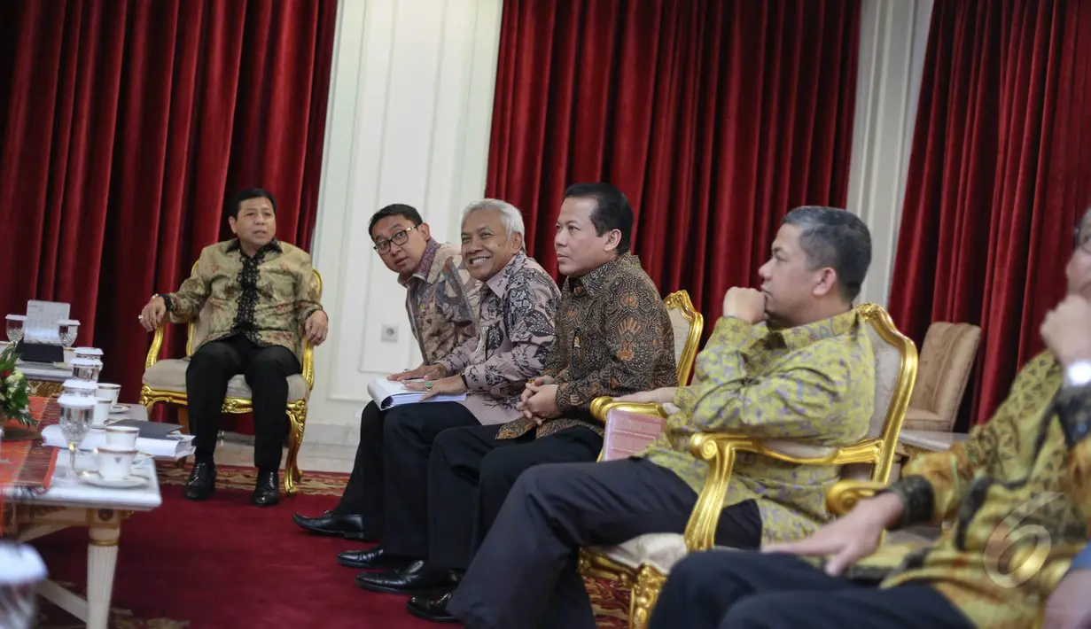 Sejumlah pimpinan DPR menyambangi Kantor Presiden, Jakarta, Senin (18/5/2015). Kedatangan DPR untuk mengajukan usulan revisi UU No. 1 Tahun 2015 tentang Pemilihan Gubernur, Bupati, dan Wali Kota. (Liputan6.com/Faizal Fanani)