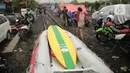 Perahu karet dan tenda pengungsi banjir terlihat di jalur rel kereta commuterline Tangerang-Duri di Kembangan Baru, Jakarta, Jumat (3/1/2020). Jalur rel yang nonaktif sementara karena banjir dimanfaatkan warga untuk mendirikan tenda darurat karena rumah mereka terendam. (Liputan6.com/Faizal Fanani)