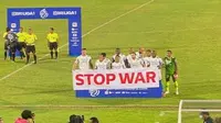 Pemain Persib Bandung foto di balik spanduk tulisan Stop War sebagai pesan ajakan damai di tengah konflik Rusia-Ukraina. Foto (Istimewa)