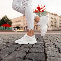 Ilustrasi sepatu putih/Shutterstock-Alones.