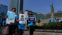 Aksi BPOM bersama rombongan ketika melakukan kampanye anti obat ilegal di arena Car Free Day, Bundaran HI Jakarta, Minggu (21/8). Kampanye ini mengusung tema "Saya Konsumen Cerdas, Hanya Gunakan Obat Dengan Izin Edar".(Liputan6.com/Angga Yuniar)