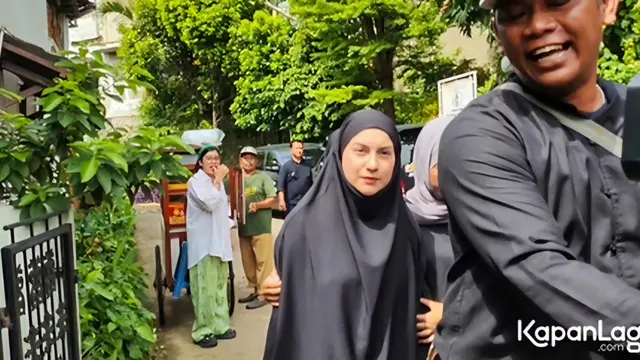 Irish Bella di Pemakaman Ayah Ammar Zoni