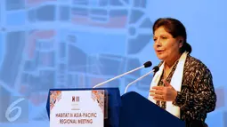 Executive Secretary of Unescap, Shamshad Akhtar memberikan pidato pada Habitat III Asia Pasific Regional Meeting di Jakarta, Rabu (21/10/2015). Pertemuan ini membahas tantangan pembangunan berkelanjutan. (Liputan6.com/Helmi Fithriansyah)