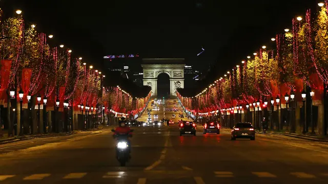 Lampu Natal Mulai Hiasi Paris