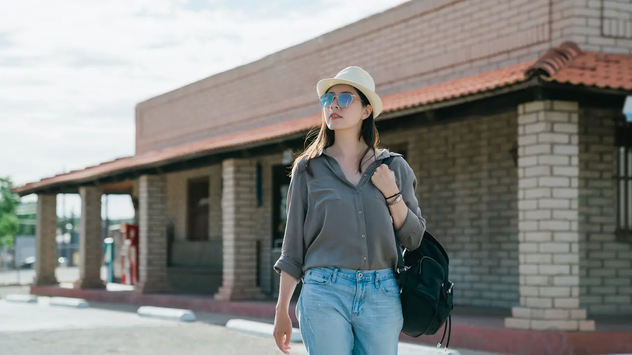 perempuan dan jalan traveling sendiri