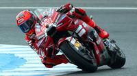 Pembalap Ducati Lenovo, Marc Marquez, berhasil meraih podium juara sprint race MotoGP Spanyol di Sirkuit Jerez, Sabtu (25/04/2026) malam WIB. Padahal, Marquez sempat terjatuh pada lap ke-8. (AFP/Pierre-Philippe MARCOU)