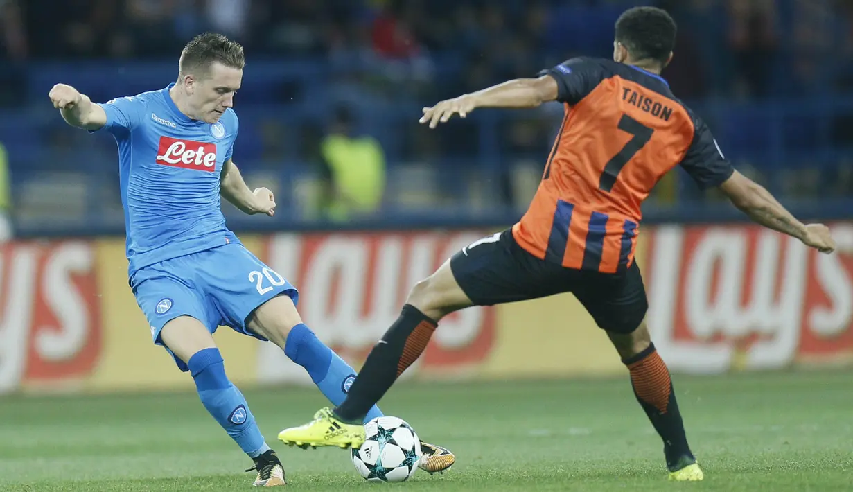 Gelandang Napoli, Piotr Zielinski, melepaskan tendangan ke gawang Shakhtar Donetsk pada laga Liga Champions di Stadion Metalist, Ukraina, Kamis (14/9/2017). Shakhtar Donetsk menang 2-1 atas Napoli. (AP/Efrem Lukatsky)