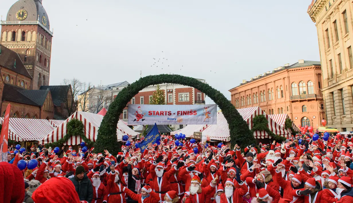 Peserta mengenakan kostum Sinterklas ikut serta dalam kegiatan amal Santa's Fun Run di Riga, Latvia, Minggu (8/12/2019). Ini merupakan acara amal yang pesertanya bersenang-senang dengan berlari atau berjalan kaki untuk mengumpulkan dana bagi anak-anak di rumah sakit Latvia. (Gints Ivuskans/AFP)