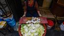 Pekerja restoran menyiapkan kubis di gang di pasar Namdaemun, Seoul (2/7/2019). Pasar Namdaemun atau Namdaemun Sijang adalah pasar yang terletak di Seoul, Korsel. Pasar ini terletak di sebelah timur Gerbang Besar Selatan (Sungnyemun) yang bersejarah dengan luas 40.000 m². (AFP Photo/Minji Suh)