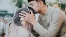 "Suasana haru biruuuu...," tulis Syahnaz Shadiqa sebagai keterangan tiga foto acara pengajian yang diunggah di akun Instagram pada 14 April 2018. Dalam foto pertama, Raffi Ahmad terlihat mencium adiknya Syahnaz. (Instagram/syahnazs)