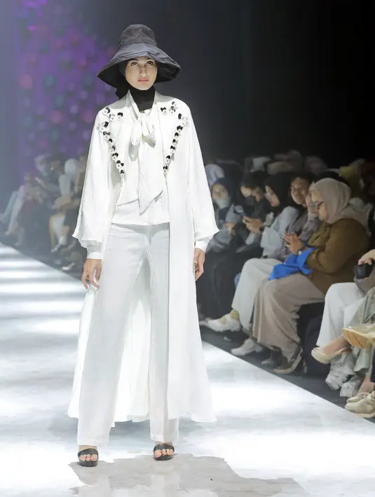 Perancang busana Ranti Bubu juga secara detil memilih kain yang pas untuk karya busananya kali ini. “Dari segi kain sepertinya masih banyak yang suka pleats, satin, yang mengkilat-mengkilat, tapi kainnya juga adem,” tuturnya. [Foto: Bambang E. Ros/Fimela.com]