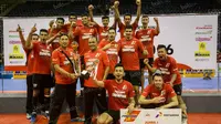 Para pemain Surabaya Samator merayakan keberhasilan meraih gelar juara Proliga 2016 usai menaklukan Jakarta BNI Taplus pada laga final di Istora Senayan, Minggu (15/5/2016). (Bola.com/Vitalis Yogi Trisna)