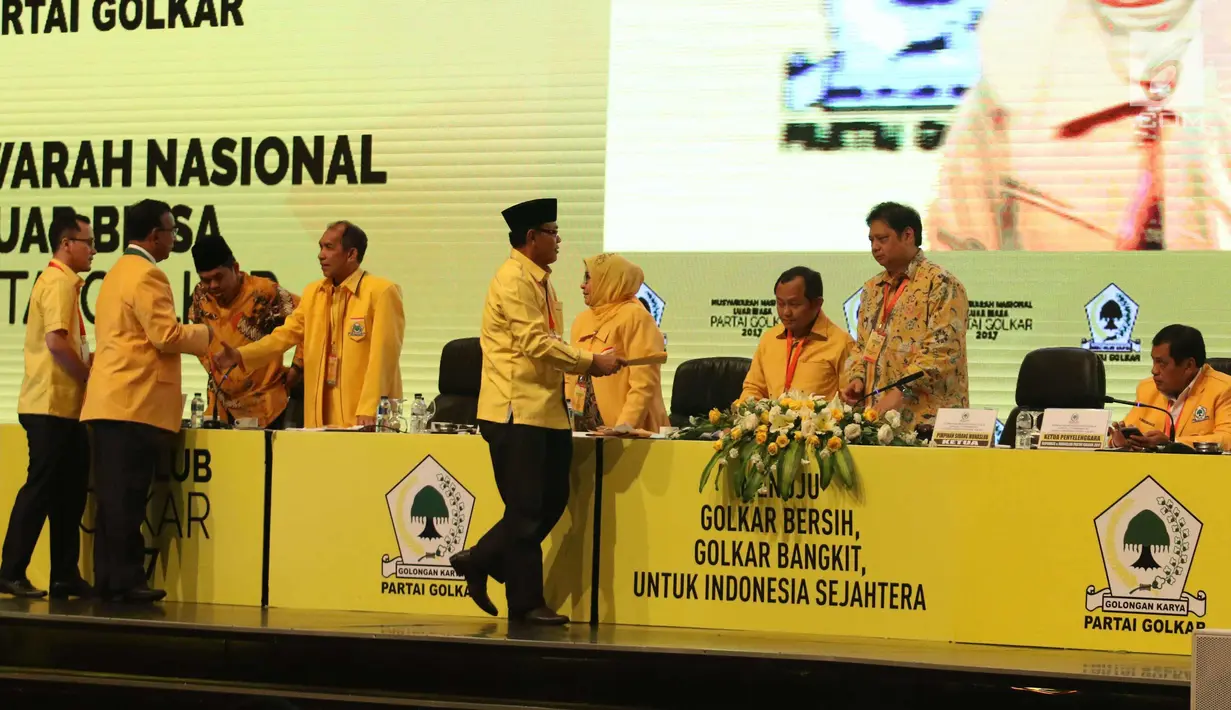 Ketum Partai Golkar, Airlangga Hartanto (kedua kanan) menerima dokumen dari pengurus Golkar saat sidang paripurna Munaslub Partai Golkar di Senayan, Jakarta ,Selasa (19/12). (Liputan6.com/Angga Yuniar)