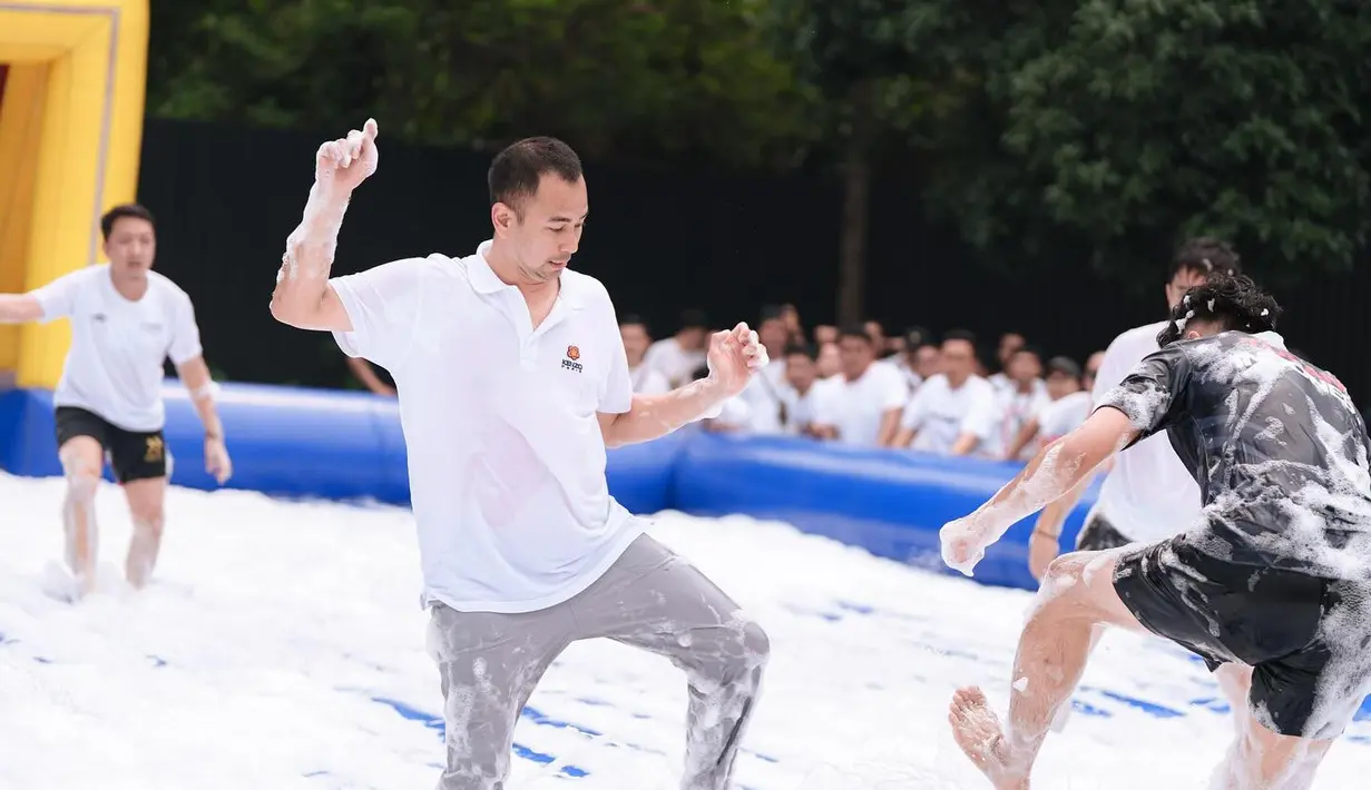 Atta dan Raffi Ahmad berduel di kolam berair dan berbusa. Keduanya sama-sama berjuang keras untuk menang. (Foto: Instagram/ raffinagita1717)