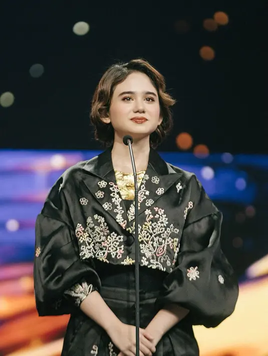 Sedangkan Tissa Biani adalah kekasih dari anak bungsu Maia Estianty, Dul. Tissa memiliki gaya yang manis. Di foto ini, Tissa tampil cantik mengenakan atasan hitam berkerah dengan bordir floral berwarna-warni yang semarak. [Foto: Instagram/tissabiani]