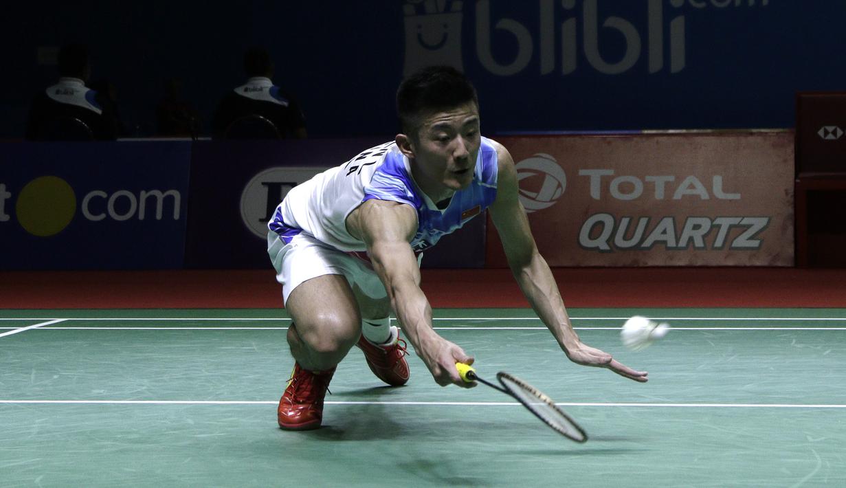 Tunggal putra China, Chen Long, mengembalikan kok saat melawan pebulutangkis Indonesia, Tommy Sugiarto, pada Blibli Indonesia Open 2019 di Istora Senayan, Jakarta, Rabu (17/7). Tommy kalah 22-20, 14-21 dan 21-17. (Bola.com/Yoppy Renato)