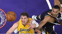 Ekspresi pemain Lakers, Timofey Mozgov, (kiri)  berebut bola rebound dengan pemain Utah Jazz, Rudy Gobert pada laga NBA basketball game di Los Angeles, (27/12/2016).  (AP/Mark J. Terrill)