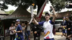 Aktor Brandon Salim berlari membawa obor Asian Games saat Torch Relay Asian Games 2018 di Cipayung, Jakarta Timur, Rabu, (15/8). DKI Jakarta menjadi provinsi terakhir yang disinggahi rangkaian Kirab Obor Asian Games. (Kapanlagi.com/Agus Apriyanto)