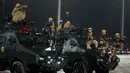 Para anggota pasukan khusus Saudi melakukan pertunjukan selama parade militer dalam persiapan pengamanan ibadah haji, di Mekah, Arab Saudi, Kamis 21 Mei 2026. (AP Photo/Altaf Qadri)