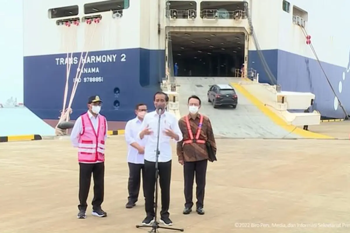 Presiden Jokowi meninjau ekspor mobil di Pelabuhan Patimban