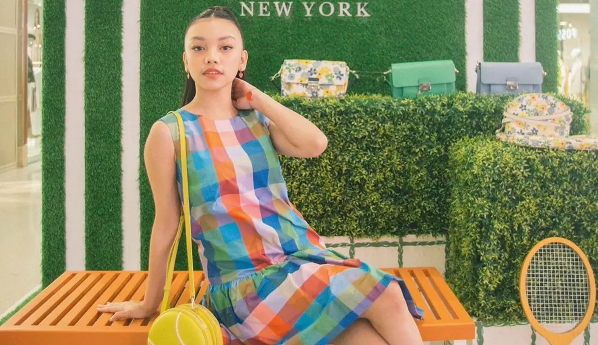 Duduk berpose dengan balutan mini dress colorful kotak-kotak membuatnya terlihat semakin fresh. Memakai makeup flawless dengan lipstik pink juga menyempurnakan look Naura Ayu. Mix and match aksesori yang dipakai dengan tatanan rambutnya membuat penampilan Naura semakin stunning. (Liputan6.com/IG/@naura.ayu)