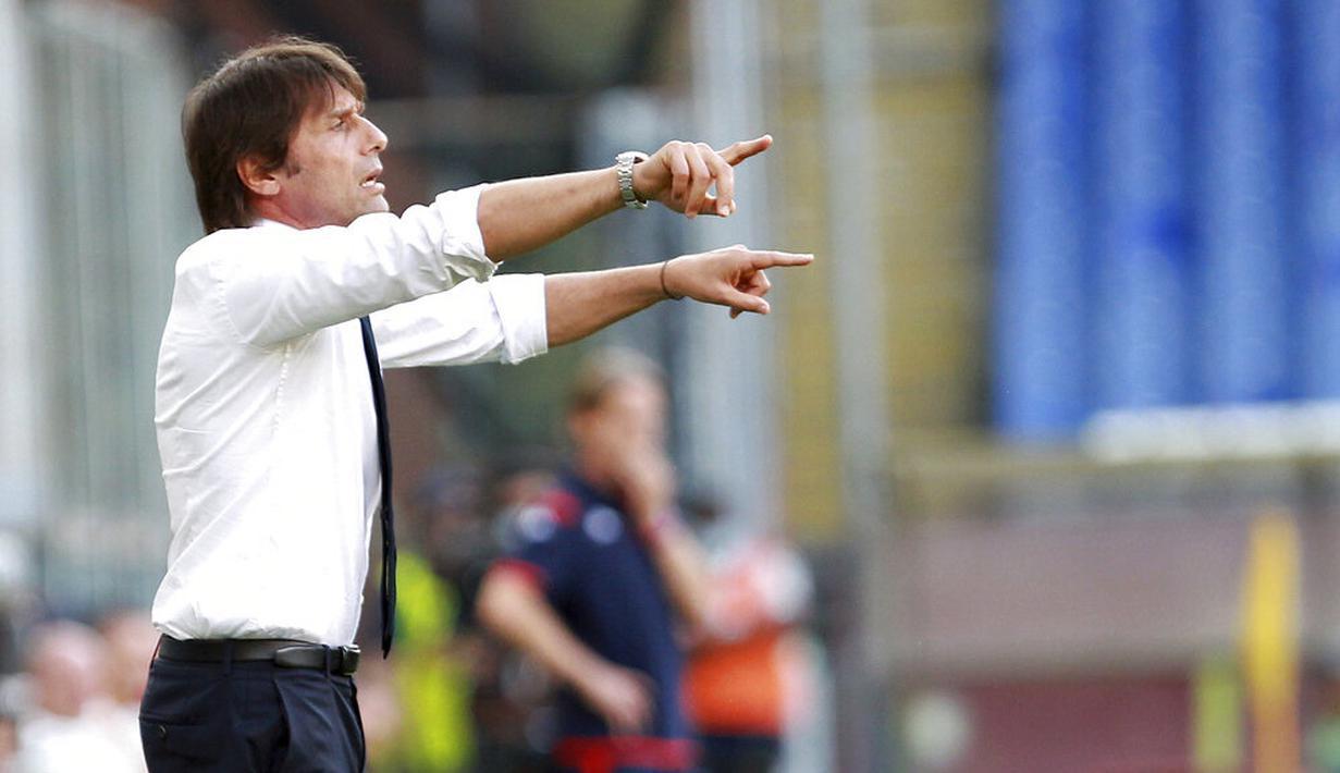 Pelatih Inter Milan, Antonio Conte, memberikan arahan kepada anak asuhnya saat melawan Genoa pada laga Serie A di Stadion Luigi Ferraris, Sabtu (25/7/2020). Inter Milan menang 3-0 atas Genoa. (Tano Pecoraro/LaPresse via AP)