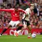 Pemain Manchester United Marcus Rashford (kiri) berebut bola dengan pemain Ipswich Town Julio Enciso dalam laga Premier League Inggris antara Man Utd vs Ipswich Town di Manchester, Inggris, Minggu, 30 Agustus 2026. (AP Photo/Dave Thompson)