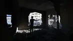 Salah satu warga memeriksa kerusakan sebuah rumah setelah serangan militer Israel di Ramallah, Tepi Barat, Selasa pada 13 Agustus 2024. (Zain JAAFAR/AFP)