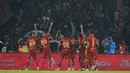 Persija berhasil menaklukkan Persebaya dengan skor 3-0 pada laga yang digelar pada Sabtu (11/4/2026). Tampak dalam foto, pemain Persija merayakan gol yang dicetak Allano Brendon De Souza Lima (keempat kiri) saat melawan Persebaya pada pertandingan pekan ke-27 BRI Super League 2025/2026 di Stadion Utama Gelora Bung Karno (SUGBK), Jakarta, Sabtu (11/4/2026). (Bola.com/Bagaskara Lazuardi)