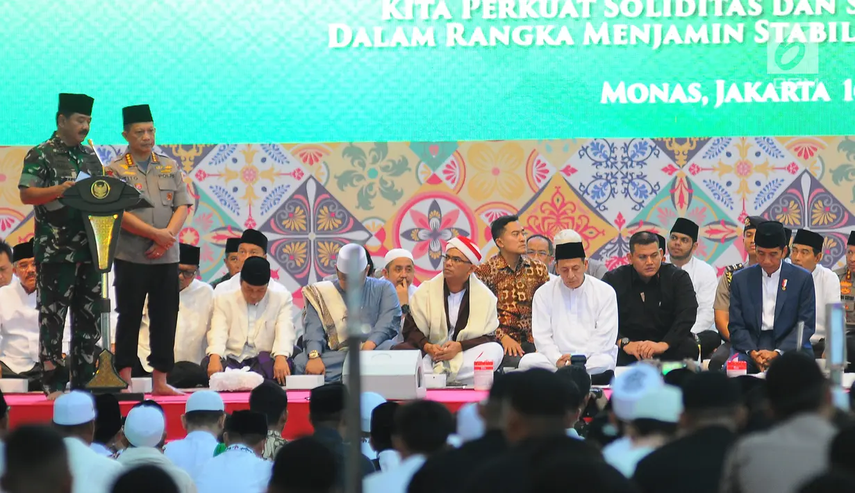 Panglima TNI Marsekal Hadi Tjahjanto dan Kapolri Jenderal Tito Karnavian memberikan sambutan saat buka puasa bersama dengan Keluarga Besar TNI - Polri dan Masyarakat di Jakarta, Kamis (16/5/2019). Buka puasa bersama ini Dalam Rangka Menjamin Stabilitas Keamanan Nasional. (Liputan6.com/Angga Yuniar)