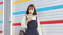 Buat lookmu ala eonnie Korea dengan memadukan stripe long sleeves dan overall. Kece maksimal!. (Instagram/sunnydahye).