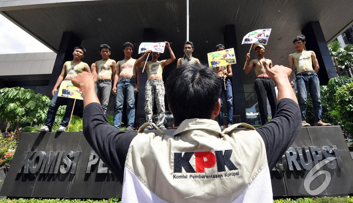 Massa GAGAK berbaris di depan Gedung KPK sambil bertelanjang dada saat melakukan aksi menunutut KPK menangkap penyuap Akil Mochtar, Jakarta, Rabu (17/12/2014). (Liputan6.com/Miftahul Hayat) 