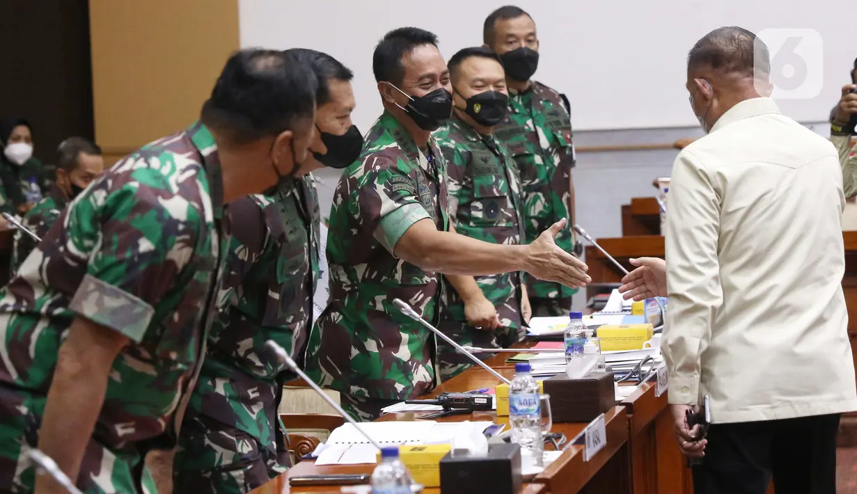 Panglima TNI Jenderal Andika Perkasa berbincang sebelum rapat kerja dengan Komisi I di DPR di Jakarta, Senin (24/1/2022). Agenda rapat antara lain Pencapaian target program MEF TNI Tahun 2021, Skenario TNI terhadap dinamika keamanan di Laut Cina Selatan dan Indo Pasifik.  (Liputan6.com/Angga Yuniar)