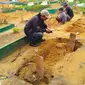 Makam ambles di TPU Payung Sekaki Pekanbaru karena hujan deras dalam beberapa hari belakangan. (Liputan6.com/M Syukur)